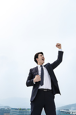 포토 JPG 주간 남자 맨라이프 비즈니스 성공 한명 서기 사람 상반신 성인 야외 앞모습 30대 믿음 파이팅 힘 주먹 한국인 직장인 비즈니스맨 자신감 옥상 긍정 싱글라이프 성인남자한명만 판교 국내포토 자연요소 직업 1 라이프스타일 감정 뷰포인트 컨셉 모션 동양인 장년 남자한명만 성인남자만 분당 파일형식