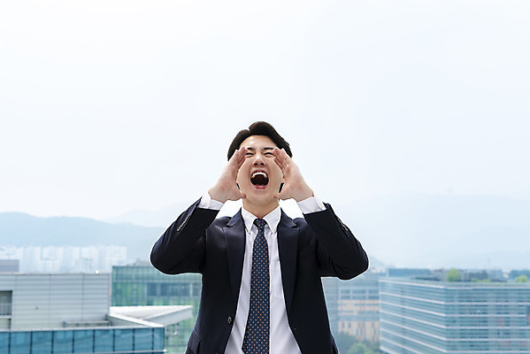 포토 JPG 주간 남자 맨라이프 비즈니스 한명 서기 사람 상반신 성인 야외 30대 소리 외침 한국인 자유 분노 직장인 비즈니스맨 옥상 손모으기 싱글라이프 성인남자한명만 판교 국내포토 자연요소 직업 1 라이프스타일 감정 컨셉 모션 동양인 손짓 장년 남자한명만 성인남자만 분당 파일형식