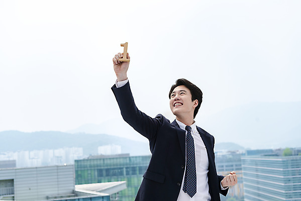 포토 JPG 주간 1 남자 맨라이프 비즈니스 성공 한명 서기 들기 사람 상반신 성인 야외 앞모습 30대 한국인 우승 최고 직장인 비즈니스맨 자신감 옥상 보장 자랑 싱글라이프 성인남자한명만 판교 국내포토 자연요소 직업 라이프스타일 감정 뷰포인트 컨셉 모션 동양인 장년 남자한명만 성인남자만 분당 파일형식