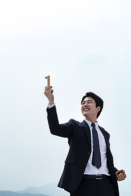 포토 JPG 주간 1 남자 맨라이프 비즈니스 성공 한명 서기 들기 사람 상반신 성인 야외 앞모습 30대 한국인 우승 최고 직장인 비즈니스맨 자신감 옥상 보장 자랑 싱글라이프 성인남자한명만 판교 국내포토 자연요소 직업 라이프스타일 감정 뷰포인트 컨셉 모션 동양인 장년 남자한명만 성인남자만 분당 파일형식