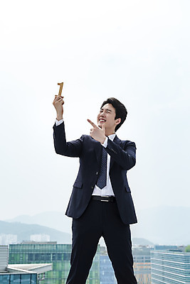 포토 JPG 주간 1 남자 맨라이프 비즈니스 성공 한명 서기 들기 사람 상반신 성인 야외 앞모습 30대 한국인 가리킴 우승 최고 직장인 비즈니스맨 자신감 옥상 보장 자랑 싱글라이프 성인남자한명만 판교 국내포토 자연요소 직업 라이프스타일 감정 뷰포인트 컨셉 모션 동양인 손짓 장년 남자한명만 성인남자만 분당 파일형식