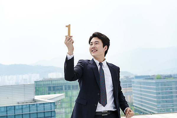 포토 JPG 주간 1 남자 맨라이프 비즈니스 성공 한명 서기 들기 사람 상반신 성인 야외 앞모습 30대 한국인 우승 최고 직장인 비즈니스맨 자신감 옥상 보장 자랑 싱글라이프 성인남자한명만 판교 국내포토 자연요소 직업 라이프스타일 감정 뷰포인트 컨셉 모션 동양인 장년 남자한명만 성인남자만 분당 파일형식