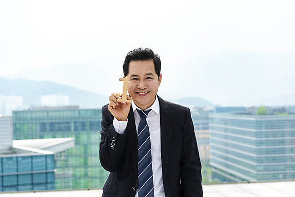 포토 JPG 주간 1 남자 맨라이프 40대 중년 비즈니스 성공 한명 서기 들기 사람 상반신 야외 앞모습 한국인 우승 최고 직장인 비즈니스맨 자신감 옥상 보여주기 보장 자랑 싱글라이프 중년남자한명만 판교 국내포토 자연요소 직업 라이프스타일 감정 뷰포인트 컨셉 모션 동양인 성인 남자한명만 중년남자만 분당 파일형식