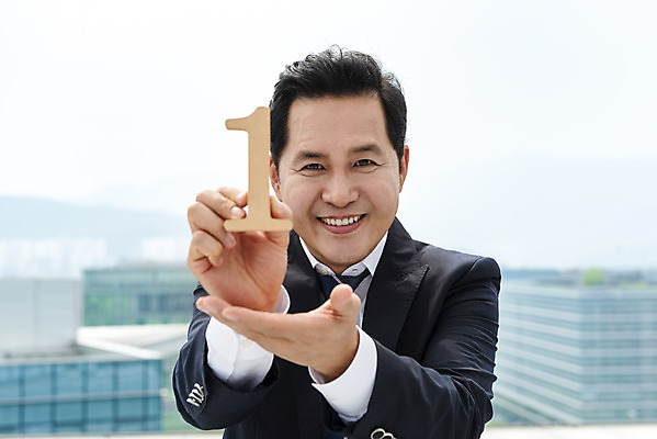 포토 JPG 주간 1 남자 맨라이프 40대 중년 비즈니스 성공 한명 서기 들기 사람 상반신 야외 앞모습 한국인 우승 최고 직장인 비즈니스맨 자신감 옥상 보여주기 보장 자랑 싱글라이프 중년남자한명만 판교 국내포토 자연요소 직업 라이프스타일 감정 뷰포인트 컨셉 모션 동양인 성인 남자한명만 중년남자만 분당 파일형식