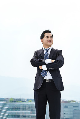 포토 JPG 주간 남자 맨라이프 40대 중년 비즈니스 성공 한명 서기 사람 상반신 야외 앞모습 팔짱 믿음 한국인 직장인 비즈니스맨 자신감 옥상 보장 싱글라이프 중년남자한명만 판교 국내포토 자연요소 직업 1 라이프스타일 감정 뷰포인트 컨셉 모션 동양인 성인 남자한명만 중년남자만 분당 파일형식
