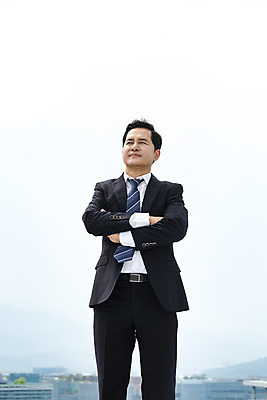 포토 JPG 주간 남자 맨라이프 40대 중년 비즈니스 성공 한명 서기 사람 상반신 야외 앞모습 팔짱 믿음 한국인 직장인 비즈니스맨 자신감 옥상 보장 싱글라이프 중년남자한명만 판교 국내포토 자연요소 직업 1 라이프스타일 감정 뷰포인트 컨셉 모션 동양인 성인 남자한명만 중년남자만 분당 파일형식