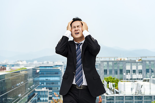 포토 JPG 주간 남자 맨라이프 40대 중년 비즈니스 한명 서기 사람 상반신 야외 앞모습 한국인 직장인 비즈니스맨 좌절 옥상 괴로움 압박 부정적 실적평가 업무실적 우울증 절규 힘듦 싱글라이프 중년남자한명만 판교 국내포토 자연요소 직업 1 라이프스타일 감정 뷰포인트 컨셉 모션 동양인 성인 질병 평가 남자한명만 중년남자만 분당 파일형식