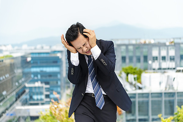 포토 JPG 주간 남자 맨라이프 40대 중년 비즈니스 한명 서기 사람 상반신 야외 앞모습 한국인 직장인 비즈니스맨 좌절 옥상 괴로움 압박 부정적 실적평가 업무실적 우울증 절규 힘듦 싱글라이프 중년남자한명만 판교 국내포토 자연요소 직업 1 라이프스타일 감정 뷰포인트 컨셉 모션 동양인 성인 질병 평가 남자한명만 중년남자만 분당 파일형식