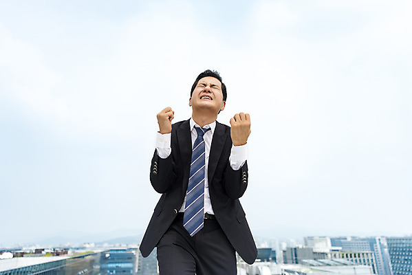 포토 JPG 주간 남자 맨라이프 40대 중년 비즈니스 한명 서기 사람 상반신 야외 앞모습 한국인 직장인 비즈니스맨 좌절 옥상 괴로움 압박 부정적 실적평가 업무실적 우울증 절규 힘듦 싱글라이프 중년남자한명만 판교 국내포토 자연요소 직업 1 라이프스타일 감정 뷰포인트 컨셉 모션 동양인 성인 질병 평가 남자한명만 중년남자만 분당 파일형식