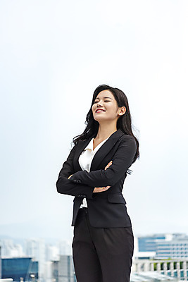 포토 JPG 주간 우먼라이프 여자 비즈니스 한명 서기 미소 사람 상반신 20대 성인 야외 옆모습 팔짱 믿음 한국인 직장인 비즈니스우먼 자신감 옥상 긍정 싱글라이프 성인여자한명만 판교 국내포토 자연요소 직업 1 라이프스타일 감정 뷰포인트 컨셉 모션 표정 동양인 청년 여자한명만 성인여자만 분당 파일형식