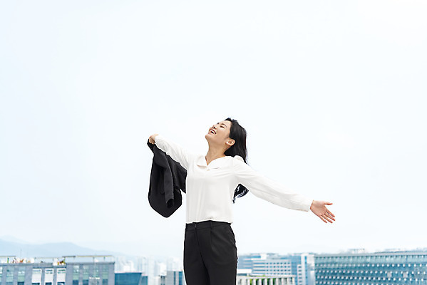 포토 JPG 주간 우먼라이프 여자 행복 비즈니스 팔벌리기 휴식 한명 서기 들기 사람 정장 상반신 20대 성인 야외 재킷 만세 한국인 자유 직장인 비즈니스우먼 옥상 상쾌 쉬는시간 싱글라이프 성인여자한명만 퇴사 판교 국내포토 자연요소 직업 1 라이프스타일 옷 감정 컨셉 모션 동양인 청년 외투 여자한명만 성인여자만 분당 파일형식