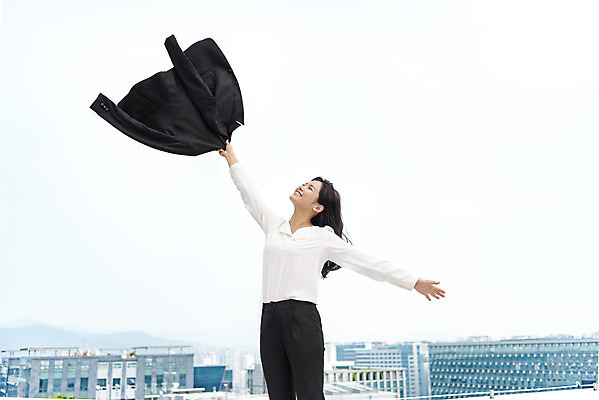 포토 JPG 주간 우먼라이프 여자 행복 비즈니스 팔벌리기 휴식 한명 서기 들기 사람 정장 상반신 20대 성인 야외 재킷 만세 한국인 자유 직장인 비즈니스우먼 던지기 옥상 상쾌 쉬는시간 싱글라이프 성인여자한명만 퇴사 판교 국내포토 자연요소 직업 1 라이프스타일 옷 감정 컨셉 모션 동양인 청년 외투 여자한명만 성인여자만 분당 파일형식