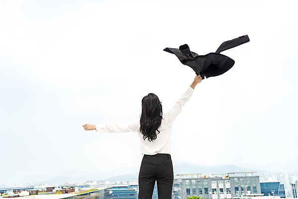 포토 JPG 주간 우먼라이프 여자 행복 비즈니스 팔벌리기 휴식 한명 서기 들기 사람 정장 상반신 성인 야외 뒷모습 재킷 만세 한국인 자유 직장인 비즈니스우먼 옥상 상쾌 쉬는시간 싱글라이프 성인여자한명만 퇴사 판교 국내포토 자연요소 직업 1 라이프스타일 옷 감정 뷰포인트 컨셉 모션 동양인 외투 여자한명만 성인여자만 분당 파일형식