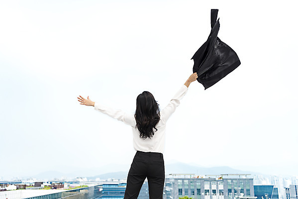 포토 JPG 주간 우먼라이프 여자 행복 비즈니스 팔벌리기 휴식 한명 서기 들기 사람 정장 상반신 성인 야외 뒷모습 재킷 만세 한국인 자유 직장인 비즈니스우먼 옥상 상쾌 쉬는시간 싱글라이프 성인여자한명만 퇴사 판교 국내포토 자연요소 직업 1 라이프스타일 옷 감정 뷰포인트 컨셉 모션 동양인 외투 여자한명만 성인여자만 분당 파일형식