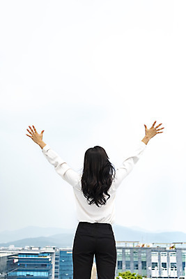 포토 JPG 주간 우먼라이프 여자 행복 비즈니스 팔벌리기 휴식 한명 서기 사람 상반신 성인 야외 뒷모습 만세 한국인 자유 직장인 비즈니스우먼 옥상 상쾌 쉬는시간 싱글라이프 성인여자한명만 퇴사 판교 국내포토 자연요소 직업 1 라이프스타일 감정 뷰포인트 컨셉 모션 동양인 여자한명만 성인여자만 분당 파일형식
