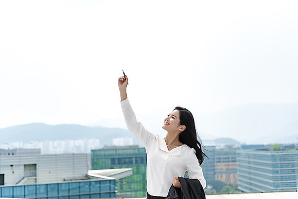 포토 JPG 주간 우먼라이프 여자 행복 비즈니스 하늘 미래 한명 서기 사람 상반신 20대 성인 야외 옆모습 펜 꿈 한국인 직장인 비즈니스우먼 그리기 옥상 싱글라이프 성인여자한명만 판교 국내포토 자연요소 직업 1 라이프스타일 감정 뷰포인트 컨셉 모션 동양인 청년 필기구 여자한명만 성인여자만 분당 파일형식