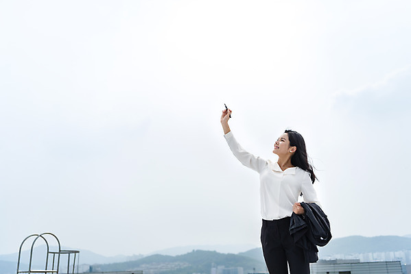 포토 JPG 주간 우먼라이프 여자 행복 비즈니스 하늘 미래 한명 서기 사람 상반신 20대 성인 야외 옆모습 펜 꿈 한국인 직장인 비즈니스우먼 그리기 옥상 싱글라이프 성인여자한명만 판교 국내포토 자연요소 직업 1 라이프스타일 감정 뷰포인트 컨셉 모션 동양인 청년 필기구 여자한명만 성인여자만 분당 파일형식