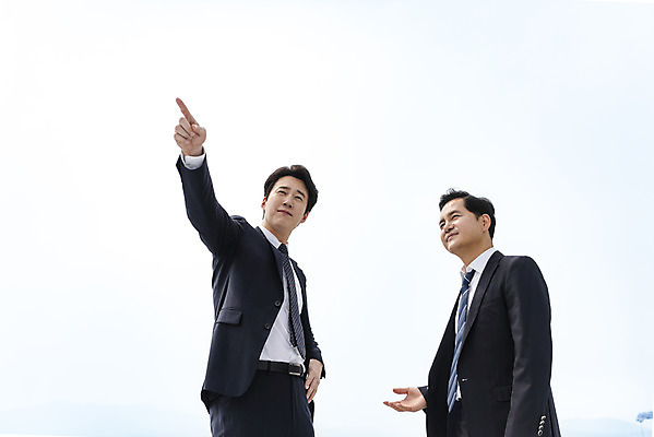 포토 JPG 주간 남자 로우앵글 맨라이프 40대 비즈니스 협력 대화 서기 사람 상반신 성인 야외 두명 30대 한국인 직장인 비즈니스맨 지시 상사 옥상 방향 동료 부하직원 남자만 판교 국내포토 자연요소 직업 라이프스타일 뷰포인트 중년 관계 모션 말하기 동양인 장년 분당 파일형식