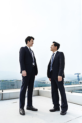 포토 JPG 주간 전신 남자 맨라이프 비즈니스 협력 서기 사람 성인 야외 두명 옆모습 마주보기 한국인 직장인 비즈니스맨 상사 옥상 동료 부하직원 남자만 판교 국내포토 자연요소 직업 라이프스타일 뷰포인트 관계 모션 동양인 분당 파일형식