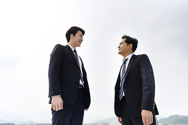 포토 JPG 주간 남자 로우앵글 맨라이프 비즈니스 협력 서기 사람 상반신 성인 야외 두명 옆모습 마주보기 한국인 직장인 비즈니스맨 상사 옥상 동료 부하직원 남자만 판교 국내포토 자연요소 직업 라이프스타일 뷰포인트 관계 모션 동양인 분당 파일형식