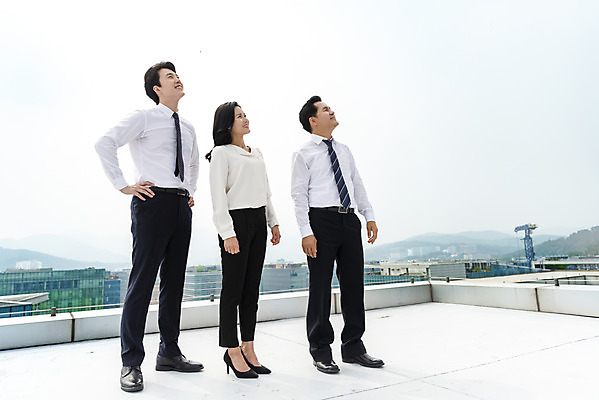 포토 JPG 주간 전신 응시 여자 남자 40대 중년 비즈니스 하늘 협력 서기 미소 사람 20대 성인 야외 옆모습 세명 30대 한국인 직장인 비즈니스맨 비즈니스우먼 옥상 방향 동료 성인만 판교 국내포토 자연요소 직업 시선 뷰포인트 관계 모션 표정 동양인 청년 장년 분당 파일형식