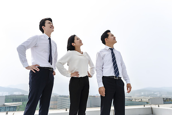 포토 JPG 주간 응시 여자 남자 40대 중년 허리손 비즈니스 하늘 협력 서기 미소 사람 상반신 20대 성인 야외 옆모습 세명 30대 화목 한국인 직장인 비즈니스맨 비즈니스우먼 옥상 방향 동료 성인만 판교 국내포토 자연요소 직업 시선 뷰포인트 포즈 컨셉 관계 모션 표정 동양인 청년 장년 분당 파일형식