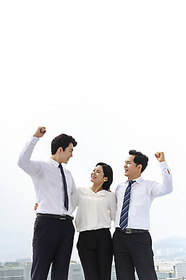 포토 JPG 주간 여자 남자 40대 중년 비즈니스 협력 서기 미소 사람 상반신 20대 성인 야외 앞모습 세명 30대 파이팅 화목 한국인 직장인 비즈니스맨 비즈니스우먼 자신감 옥상 동료 긍정 성인만 판교 국내포토 자연요소 직업 감정 뷰포인트 컨셉 관계 모션 표정 동양인 청년 장년 분당 파일형식
