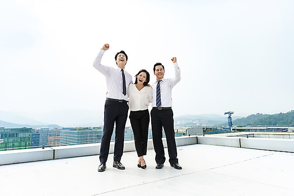 포토 JPG 주간 전신 여자 남자 40대 중년 비즈니스 협력 서기 미소 사람 20대 성인 야외 앞모습 30대 파이팅 화목 힘 한국인 직장인 비즈니스맨 비즈니스우먼 자신감 옥상 동료 긍정 성인만 판교 국내포토 자연요소 직업 감정 뷰포인트 컨셉 관계 모션 표정 동양인 청년 장년 분당 파일형식