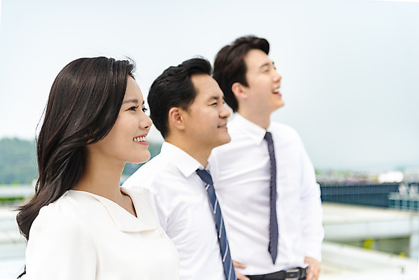 포토 JPG 주간 여자 남자 40대 중년 비즈니스 협력 서기 미소 사람 상반신 20대 성인 야외 옆모습 세명 30대 화목 한국인 직장인 비즈니스맨 비즈니스우먼 옥상 동료 성인만 판교 국내포토 자연요소 직업 뷰포인트 컨셉 관계 모션 표정 동양인 청년 장년 분당 파일형식