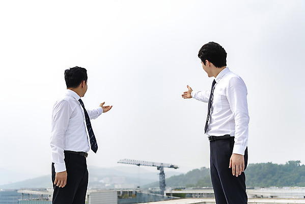 포토 JPG 주간 남자 건축 맨라이프 40대 비즈니스 부동산 안내 공사 서기 사람 빌딩 상반신 성인 야외 두명 옆모습 30대 한국인 가리킴 직장인 비즈니스맨 옥상 동료 빌딩숲 개발 투기 남자만 판교 국내포토 자연요소 직업 라이프스타일 뷰포인트 중년 관계 모션 건설업 동양인 손짓 건물 장년 경제 재산 분당 파일형식