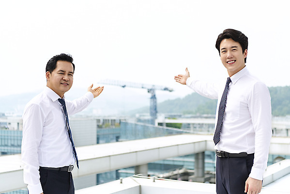 포토 JPG 주간 남자 건축 맨라이프 40대 비즈니스 부동산 안내 공사 서기 미소 사람 빌딩 상반신 성인 야외 두명 옆모습 30대 한국인 가리킴 직장인 비즈니스맨 옥상 동료 빌딩숲 개발 투기 남자만 판교 국내포토 자연요소 직업 라이프스타일 뷰포인트 중년 관계 모션 건설업 표정 동양인 손짓 건물 장년 경제 재산 분당 파일형식