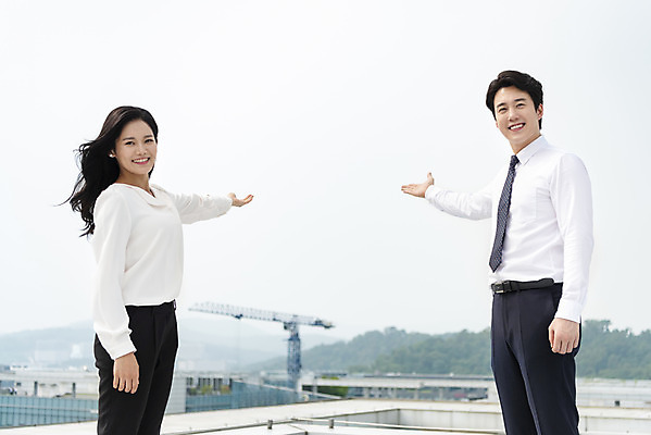 포토 JPG 주간 여자 남자 건축 비즈니스 부동산 안내 공사 서기 미소 사람 빌딩 상반신 20대 성인 야외 두명 옆모습 30대 한국인 가리킴 직장인 비즈니스맨 비즈니스우먼 옥상 동료 빌딩숲 개발 투기 성인만 판교 국내포토 자연요소 직업 뷰포인트 관계 모션 건설업 표정 동양인 손짓 청년 건물 장년 경제 재산 분당 파일형식