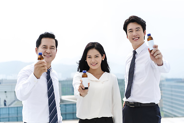 포토 JPG 주간 여자 남자 40대 중년 비즈니스 협력 스트레스 피곤 서기 들기 사람 상반신 20대 성인 야외 앞모습 세명 30대 파이팅 화목 한국인 직장인 비즈니스맨 비즈니스우먼 옥상 동료 극복 자양강장제 피로회복제 회복 판교 국내포토 자연요소 직업 뷰포인트 컨셉 관계 모션 동양인 청년 장년 약 피로회복 분당 파일형식 자양식품