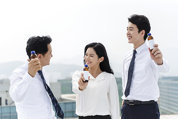 포토 JPG 주간 여자 남자 40대 중년 비즈니스 협력 스트레스 피곤 서기 미소 들기 사람 상반신 20대 성인 야외 앞모습 옆모습 세명 30대 파이팅 화목 한국인 직장인 비즈니스맨 비즈니스우먼 옥상 동료 극복 자양강장제 피로회복제 회복 판교 국내포토 자연요소 직업 뷰포인트 컨셉 관계 모션 표정 동양인 청년 장년 약 피로회복 분당 파일형식 자양식품
