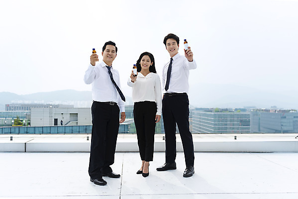 포토 JPG 주간 전신 여자 남자 40대 중년 비즈니스 협력 스트레스 피곤 서기 들기 사람 20대 성인 야외 앞모습 세명 30대 파이팅 화목 한국인 직장인 비즈니스맨 비즈니스우먼 옥상 동료 극복 자양강장제 피로회복제 회복 성인만 판교 국내포토 자연요소 직업 뷰포인트 컨셉 관계 모션 동양인 청년 장년 약 피로회복 분당 파일형식 자양식품