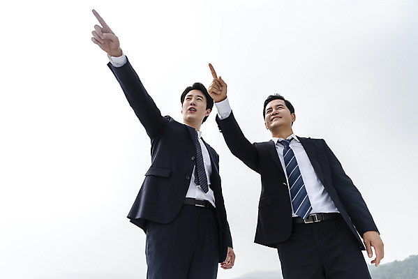 포토 JPG 주간 남자 로우앵글 맨라이프 40대 비즈니스 하늘 협력 서기 사람 상반신 성인 야외 두명 30대 희망 꿈 한국인 가리킴 직장인 비즈니스맨 지시 상사 옥상 방향 동료 긍정적 부하직원 남자만 판교 국내포토 자연요소 직업 라이프스타일 감정 뷰포인트 중년 관계 모션 동양인 손짓 장년 분당 파일형식