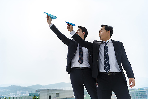 포토 JPG 주간 남자 맨라이프 40대 비즈니스 협력 비행기 서기 들기 사람 상반신 성인 야외 두명 앞모습 30대 희망 꿈 한국인 비행 직장인 비즈니스맨 상사 옥상 종이비행기 동료 긍정적 부하직원 남자만 판교 국내포토 자연요소 직업 라이프스타일 감정 뷰포인트 중년 관계 항공교통 모션 대중교통 동양인 장년 종이접기 분당 파일형식