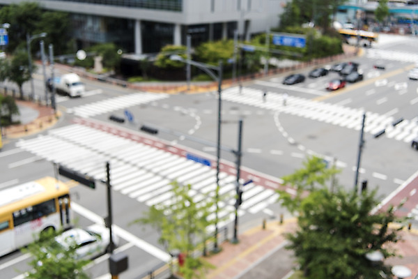 포토 JPG 주간 도로 백그라운드 자동차 버스 풍경 사람없음 야외 아웃포커스 도시풍경 횡단보도 교차로 판교 편집소스 국내포토 자연요소 길 육상교통 교통시설 대중교통 촬영기법 도시 보행로 분당 파일형식