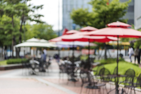 포토 JPG 주간 나무 백그라운드 의자 풍경 사람없음 야외 아웃포커스 도시풍경 카페 파라솔 판교 편집소스 국내포토 자연요소 식물 가구 촬영기법 상점 도시 분당 파일형식
