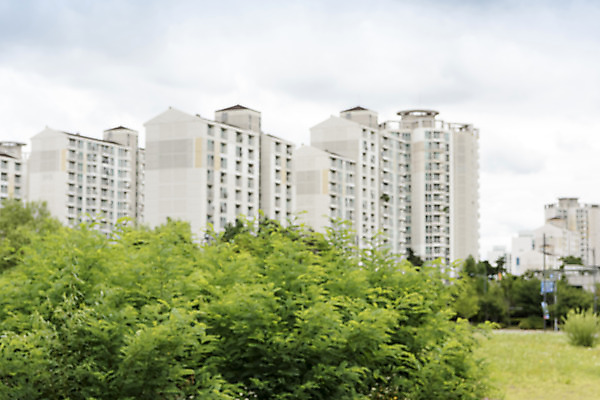 포토 JPG 주간 나무 구름 백그라운드 하늘 아파트 풍경 사람없음 야외 아웃포커스 편집소스 국내포토 자연요소 식물 주택 촬영기법 파일형식