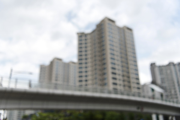 포토 JPG 주간 백그라운드 하늘 아파트 풍경 사람없음 야외 아웃포커스 육교 편집소스 국내포토 자연요소 주택 촬영기법 다리_건축물 파일형식