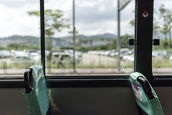 포토 JPG 주간 백그라운드 의자 창문 버스 풍경 사람없음 야외 아웃포커스 편집소스 국내포토 자연요소 육상교통 가구 대중교통 촬영기법 파일형식