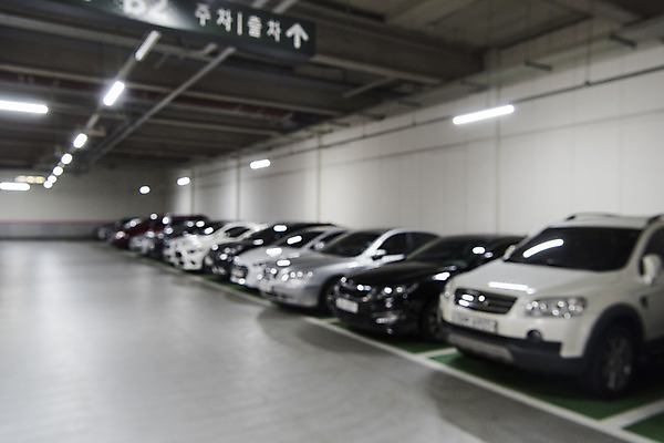 포토 JPG 백그라운드 자동차 실내 풍경 사람없음 아웃포커스 여러대 주차장 지하 지하주차장 편집소스 국내포토 육상교통 다수 촬영기법 내부 파일형식