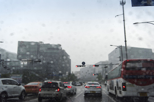 포토 JPG 주간 도로 백그라운드 자동차 거리 버스 풍경 빌딩 사람없음 야외 건물 아웃포커스 도시 비 판교 편집소스 국내포토 자연요소 건축물 길 육상교통 교통시설 날씨 대중교통 촬영기법 분당 파일형식