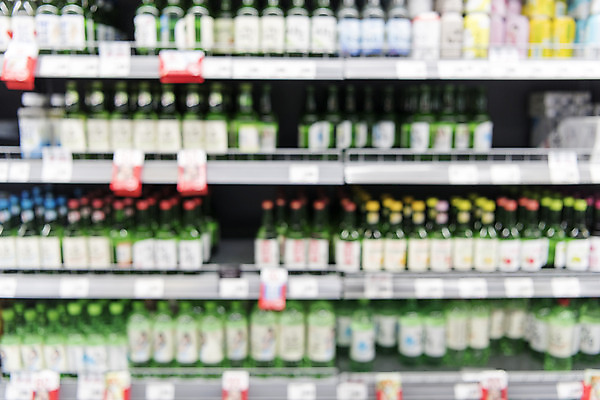 포토 JPG 백그라운드 실내 풍경 사람없음 아웃포커스 여러개 마트 소주 소주병 편집소스 국내포토 다수 술병 주류 촬영기법 내부 상점 파일형식