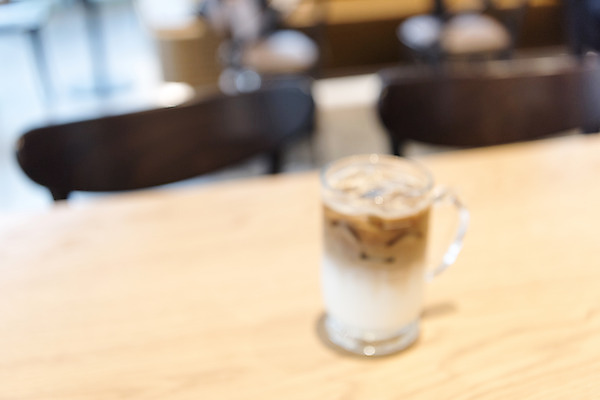 포토 JPG 커피 백그라운드 실내 풍경 사람없음 아웃포커스 카페 라떼 편집소스 국내포토 음료 촬영기법 내부 상점 파일형식