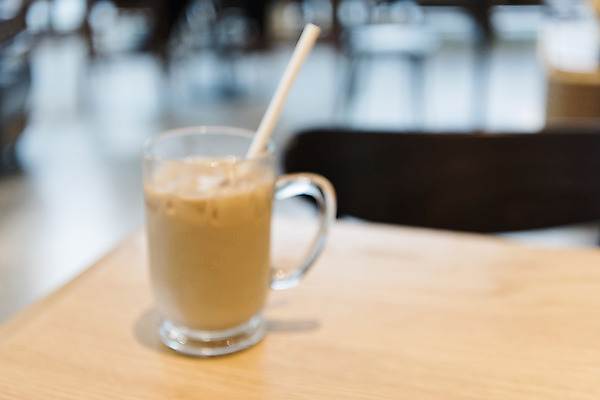 포토 JPG 커피 백그라운드 실내 빨대 풍경 사람없음 아웃포커스 카페 라떼 편집소스 국내포토 음료 촬영기법 내부 상점 파일형식