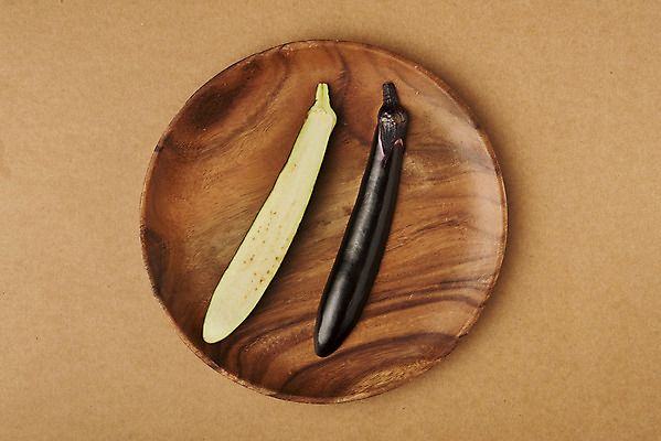 포토 JPG 스튜디오촬영 채소 가지 단면 실내 누끼 사람없음 여름 하이앵글 두개 신선 유기농 부드러움 나무접시 편식 플랫레이 갈색배경 국내포토 접시 웰빙 계절 뷰포인트 백그라운드 2 내부 갈색 감각 플랫 식생활 파일형식