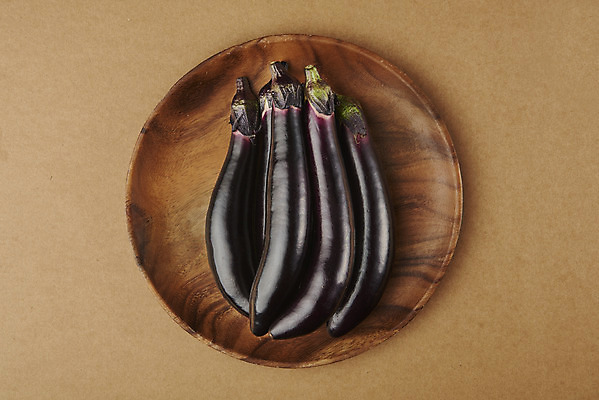 포토 JPG 스튜디오촬영 채소 가지 실내 누끼 사람없음 여름 하이앵글 여러개 신선 유기농 부드러움 나무접시 편식 플랫레이 갈색배경 국내포토 접시 웰빙 계절 뷰포인트 다수 백그라운드 내부 갈색 감각 플랫 식생활 파일형식