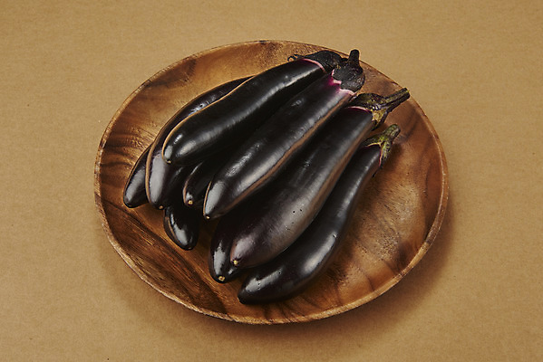 포토 JPG 스튜디오촬영 채소 가지 실내 누끼 사람없음 여름 하이앵글 쌓기 여러개 신선 유기농 부드러움 나무접시 편식 플랫레이 갈색배경 국내포토 접시 웰빙 계절 뷰포인트 다수 백그라운드 모션 내부 갈색 감각 플랫 식생활 파일형식